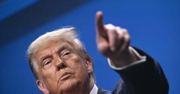 Péntektől küldi ki Trump a vámleveleit, az eredetinél magasabb, akár 70 százalékos plusz tarifák is jöhetnek