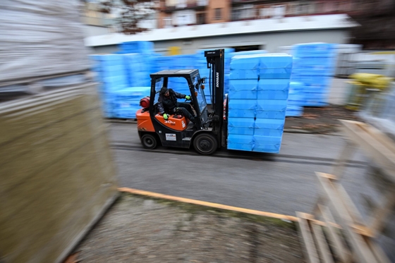 Útdíjemelés, új fizetős útszakaszok, megemelt jövedéki adó: drágul az építőanyag-fuvarozás is