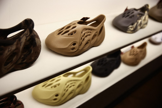 Gyűlöletellenes csoportokat támogat az Adidas az antiszemita kijelentéseket tevő Kanye West rájuk maradt cipőinek eladásából