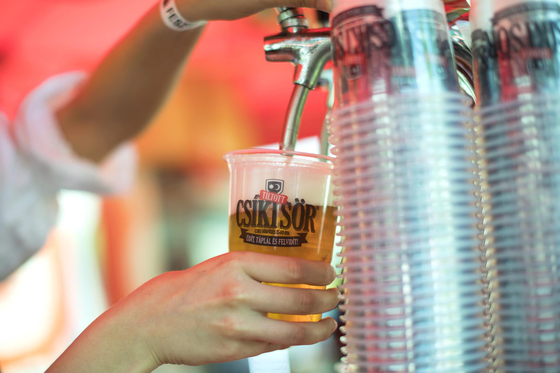 Ihatatlan a szurkolók szerint a Csíki Sör, Gambrinusra cserélik a DAC-stadion büféiben