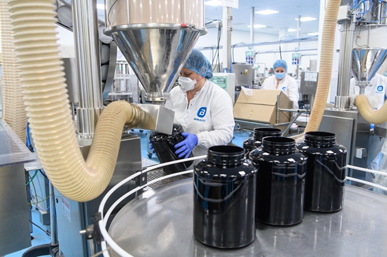 Szadáról kapja izmai építőelemeit a fitneszvilág java – a BioTechUSA gyárában jártunk