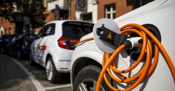 Nagy változás az szja-törvényben: fogyasztási norma hibrid és elektromos járművekre
