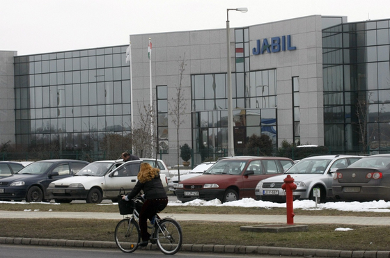 Ezért küldte el több mint 900 dolgozóját a tiszaújvárosi Jabil-gyár