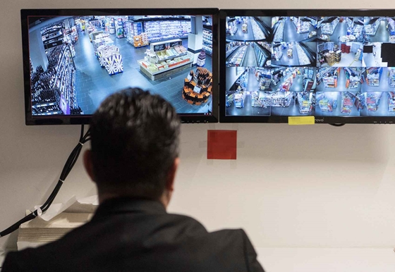 Az angol boltokban napi 4-5 lopás is előfordul, az eladók szerint a tolvajok rúgnak, harapnak, üvegekkel fenyegetnek