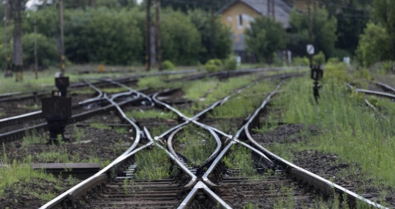 Új vasútállomás helyett csak sárdagonya van hat településen, miután Lázár lefékezte a MÁV programját