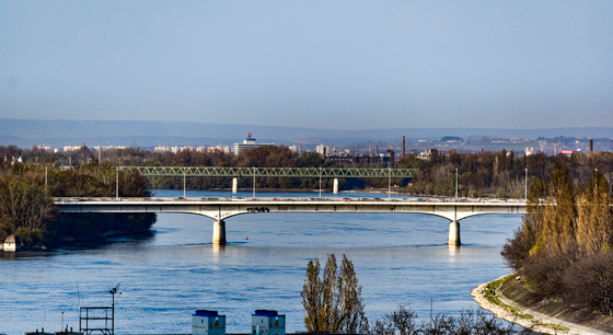 Hétvégén mossák az Árpád hidat