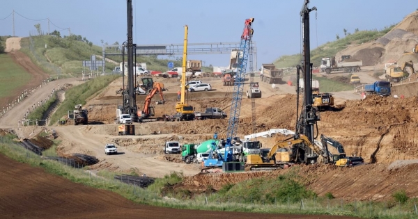 Átlásztó: Lázár János támadása ellenére az állami megrendelő elvárása szerint építette az M30-as autópályát a Strabag