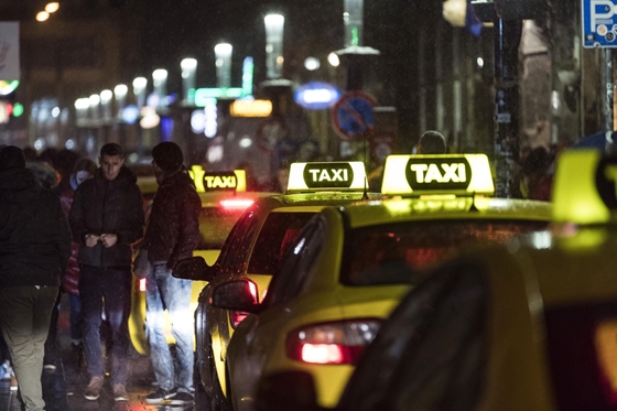 Hétfőtől egy ezrestől indulnak a pesti taxiórák