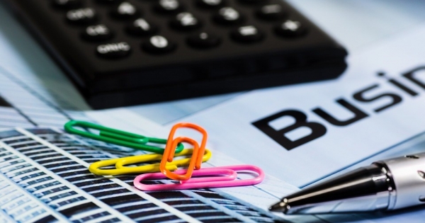 Távolléti díj számítása alapbér, plusz forgalmi jutalék esetében