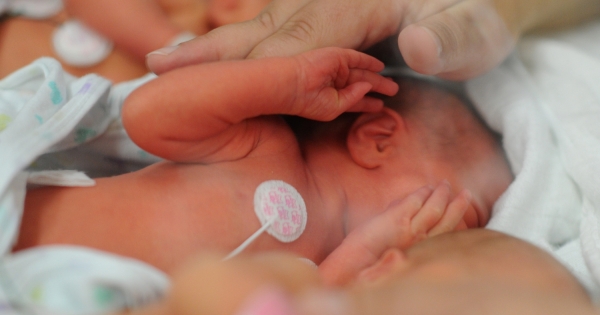 Újabb szülés: gyedről vagy táppénzről érdemesebb?