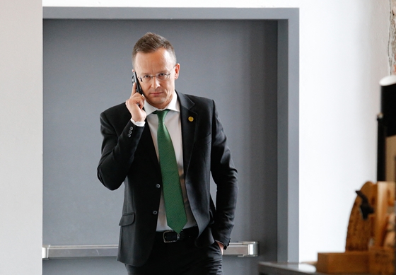 Szijjártó: több támogatást adhat az állam a cégeknek, csak jöjjenek Magyarországra