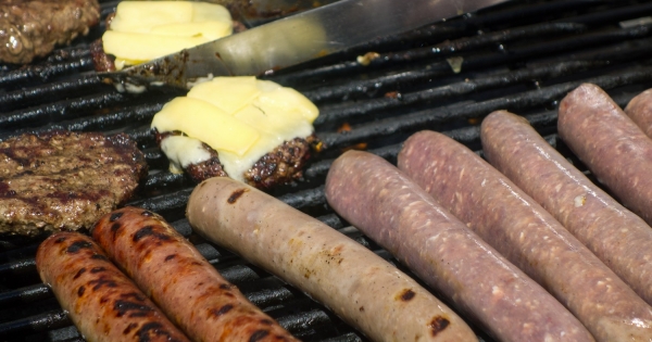 Itt a megoldás az egészségügy nagy problémájára: Jöjjön a kolbászadó!