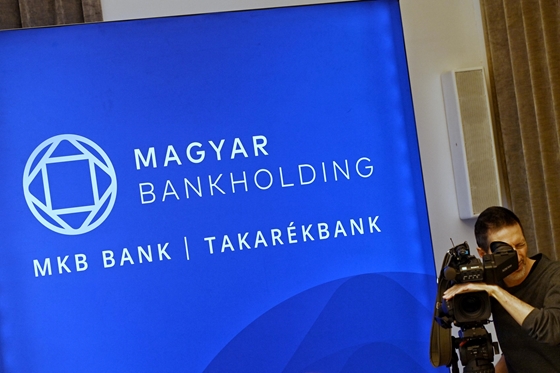Egyesül az MKB és a Takarékbank, kétmillió ügyfelet érintenek a leállások