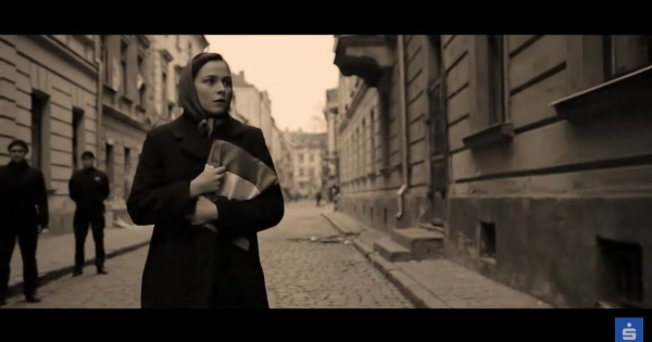 1956-os jelenetekre cserélte reklámjában az idei Budapest Pride-ot mutató részeket az Erste