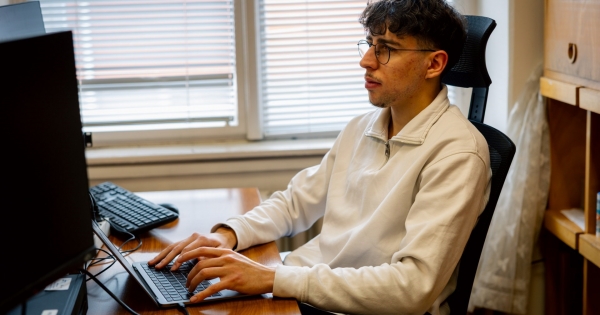 Lelepleződhetnek a csalók: magyar nyelven is működő MI-szövegfelismerőt fejlesztett egy egyetemi hallgató