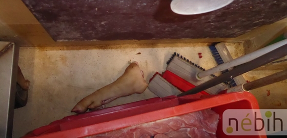 Rozsdás fűrész, véres padló, csülök a partvisok között – videón az újabb magyar horrorvágóhíd