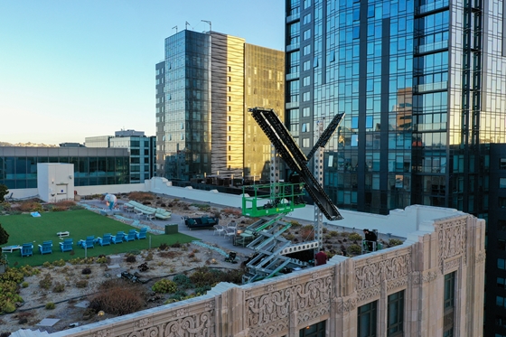 Vizsgálat indult a Twitter-székház tetejére pakolt hatalmas X miatt