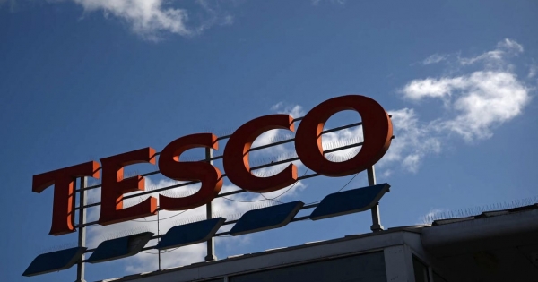 Több mint tízmilliárdos mínuszban zárta az évet a Tesco