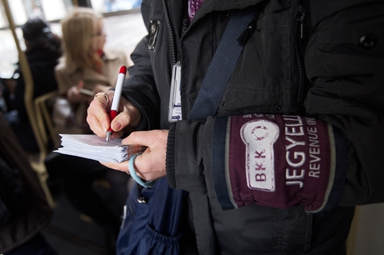 Elengedi a BKK a bliccelők büntetésének a felét, ha vesznek egy havi bérletet