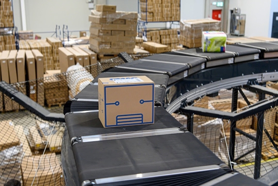 Megnéztük, ahogy a Black Friday termékei már a polcokon sorakoznak a raktárban