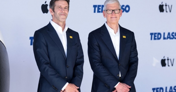 Kedden váltják le az Apple éléről Tim Cookot