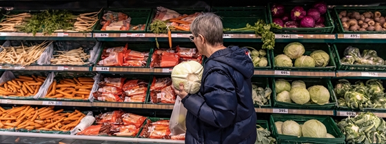 Egy francia szupermarket matricát rak azokra a termékekre, amelyekkel át akarják verni a gyártók a vevőket