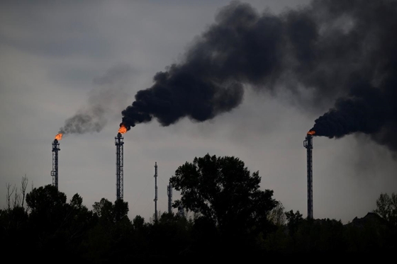 Áramkimaradás miatt sűrű füst szállt és a szokottnál nagyobb lángok csaptak fel a Slovnaft olajfinomító kéményeiből