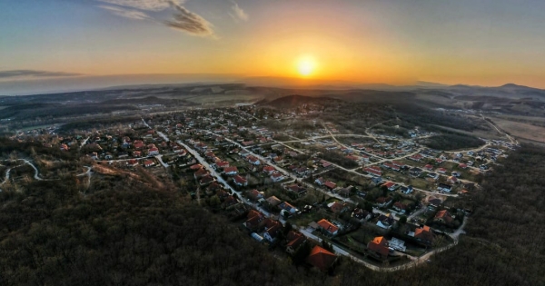 A gödi akkugyár botránya lerombolta az iparág renoméját – véli a cégtulajdonos, aki akkuhulladékos üzemet vinne Pilisjászfalura