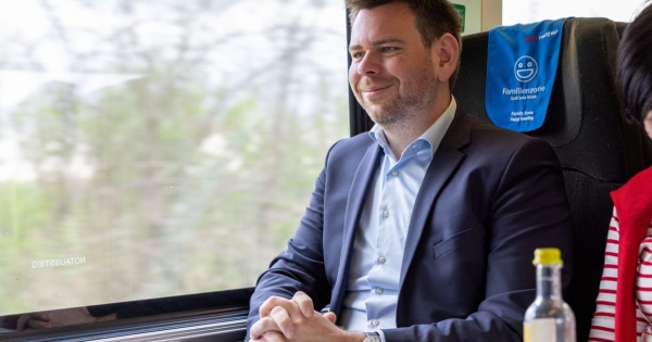 Vitézy Dávid leselejtezett villamosokkal segítené ki Lázár Jánost