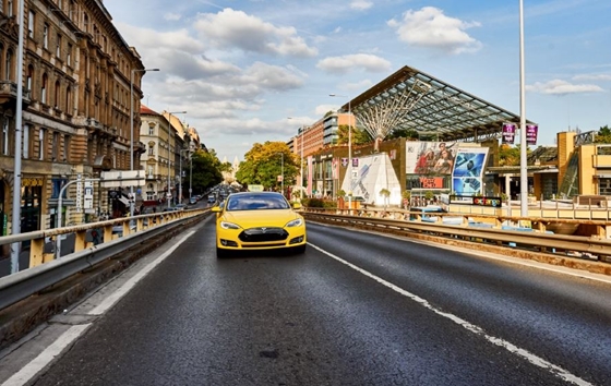 A taxisok beleszálltak a Boltba a logója miatt