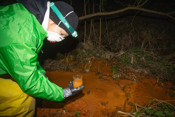 Átlátszó: hiába tagadta, akkumulátorhulladékot tárol a szennyezett Salgó-patak mellett dolgozó cég