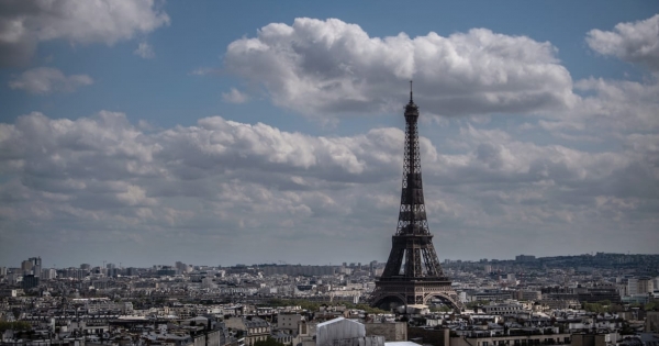 Lezárták az Eiffel-tornyot az ott dolgozók, mert egy vallási csoport kiküldte volna a nőket