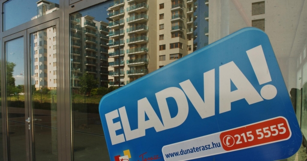 Kiderül, hogy az eladott telek és vásárolt lakás után kell-e adót fizetni