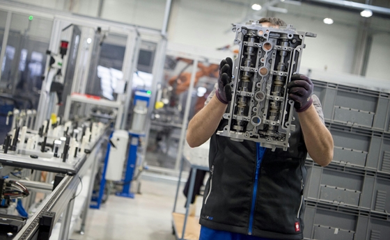 Továbbra is mélyrepülésben a magyar ipar