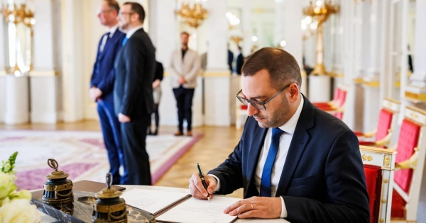 Bögre, kulcstartó, beszélgetés: a Szuverenitásvédelmi Hivatal újabb százmilliókat költ kommunikációra Balásy Gyula cégeinél