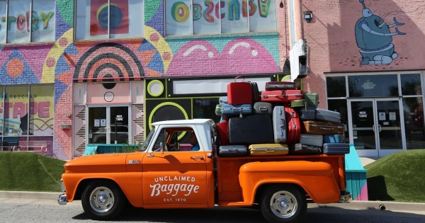 Rolex óra, Prada cipő és ópiummérleg az elveszett poggyászok kánaánjában