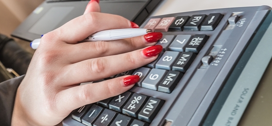 A kormány nem tudja eldönteni, beszámoljanak-e a vállalkozók a civileknek adott ingyenes juttatásokról