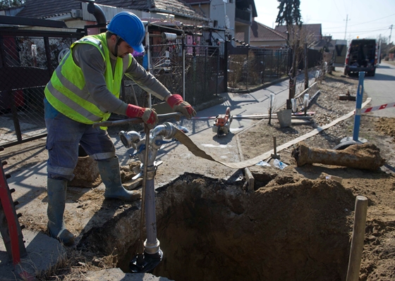 Furcsa törvénnyel pörgetné fel a víziközműcégek államosítását a kormány, 30 évre titkosítanák a vízadatokat