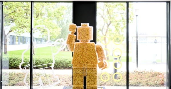 Lego-kockák 37 futballpályányi területen: átadták a kibővített nyíregyházi gyárat