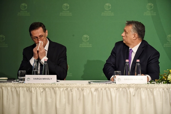 Gáz van, a kormány 735 milliárd forintos aknán ül, átírtak egy határidőt
