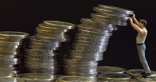 Kötelező-e a felmondás alatti munkavállalónak is megadni a cégnél foganatosított béremelést?