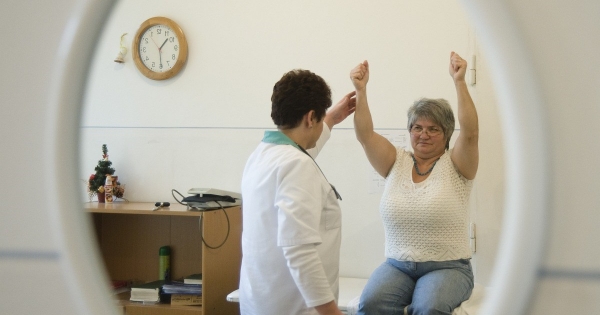 Nyugdíj szüneteltetése: az egészségügyben dolgozókat is mentesítené a kormány