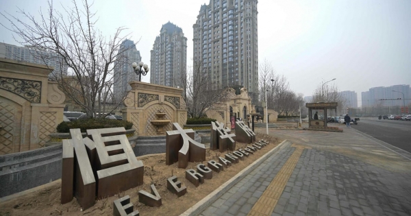 A csúcsok csúcsáról zuhant a mélybe az Evergrande, most törölték a tőzsdéről