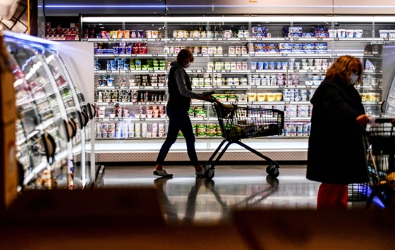 Pozitív teszttel, de tünetmentesen is dolgozni kell az osztrák szupermarketekben