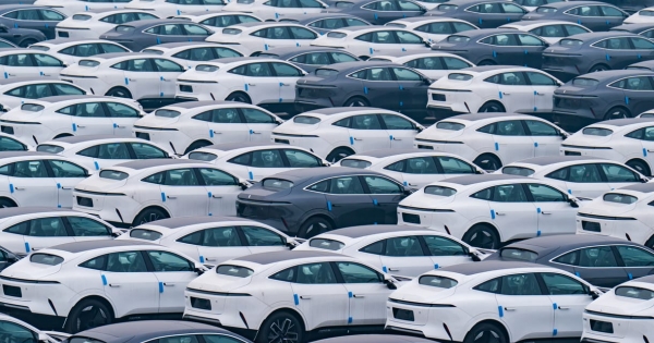 Nagy kínai autógyár érkezik meg Európába