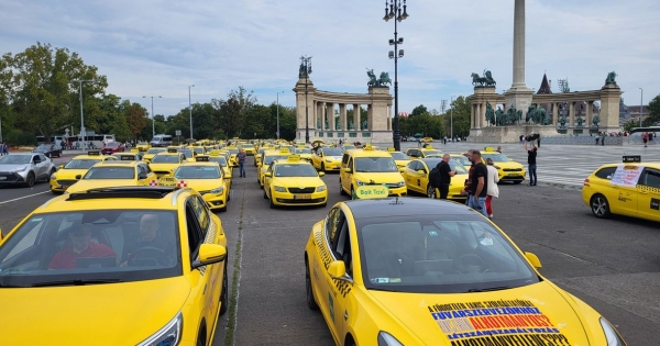 A taxisok az utasok jogaira hivatkozva tiltakoznak az ő ellenőrzésüket szolgáló BKK-s adatgyűjtő alkalmazás ellen