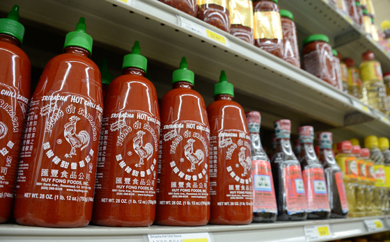 Nagy a baj: eltűnhet a boltokból a világ egyik leghíresebb csípős szósza