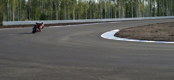 Szijjártó Péter sógora is benne van abban a cégben, amelyik motorpályát vett Finnországban