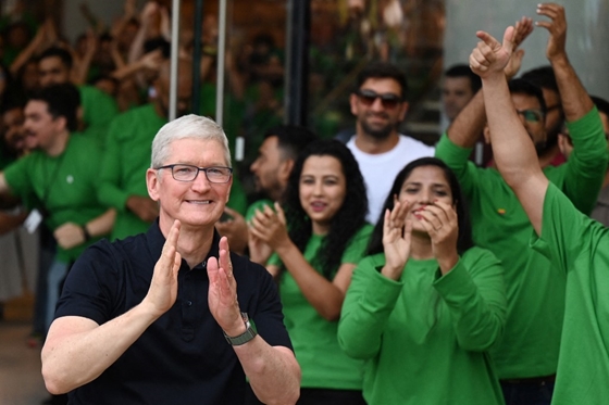 Tim Cook megnyitotta az első Apple márkaboltot Indiában