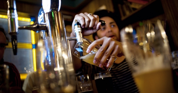 Dolgozhat-e kocsmában fiatalkorú, és lehet-e alkalmi munkás?